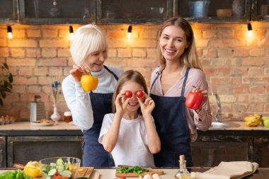 Mutlu Beyaz aile ile sebze mutfakta sağlıklı yemek yaparken eğlenmek