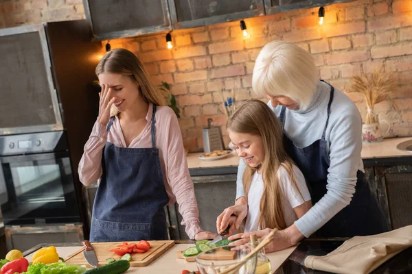 Niña Con Madre Abuela Divirtiéndose Mientras Cocinan Cocina — Foto de Stock