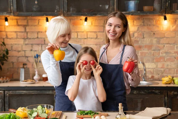 Família Caucasiana Feliz Divertindo Com Legumes Cozinha Enquanto Faz Jantar — Fotografia de Stock