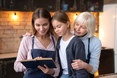 Mutlu aile okuma kitap birlikte evde mutfak