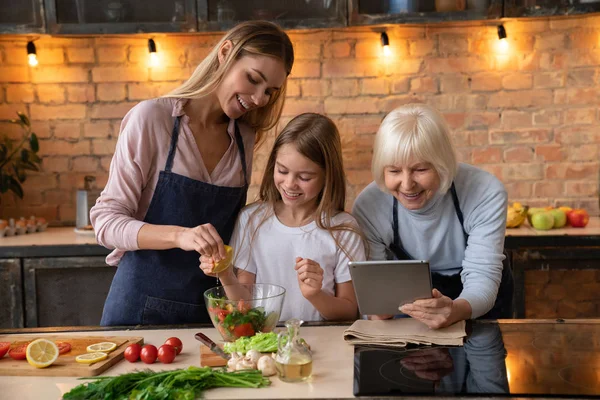 Hermosa Mujer Joven Exprimiendo Limón Ensalada Verduras Frescas Con Pequeña — Foto de Stock