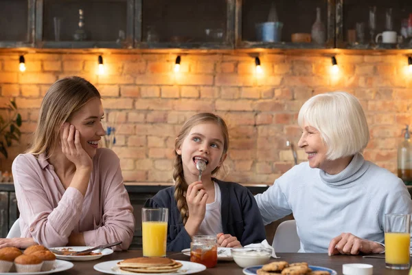 Feliz Niña Divirtiéndose Durante Desayuno Con Madre Abuela Panqueques Pasteles — Foto de Stock