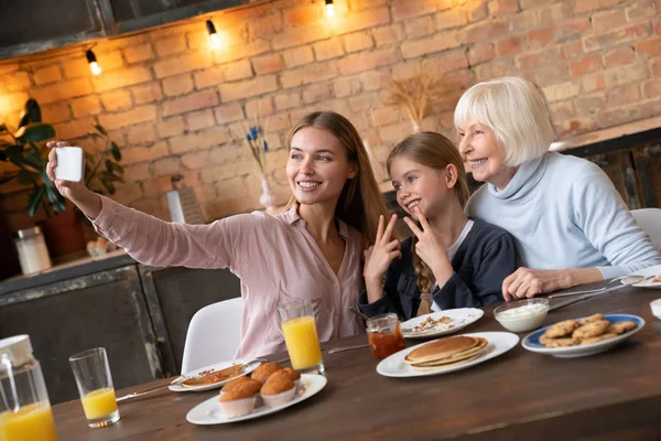 Mutlu Genç Anne Ile Kızı Büyükanne Mutfakta Alarak Selfie Büyükanne — Stok fotoğraf