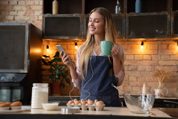 Horizontal Shot Smiling Young Girl Taking Brake Kitchen While Cooking — Stock Photo, Image