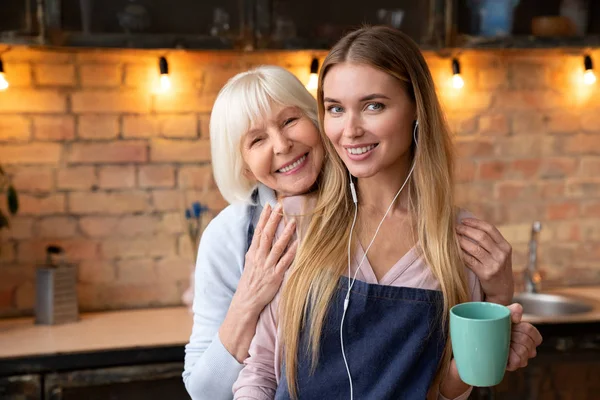 Front Shot Smiling Young Woman Having Rest Drinking Tea Her — Stock Photo, Image