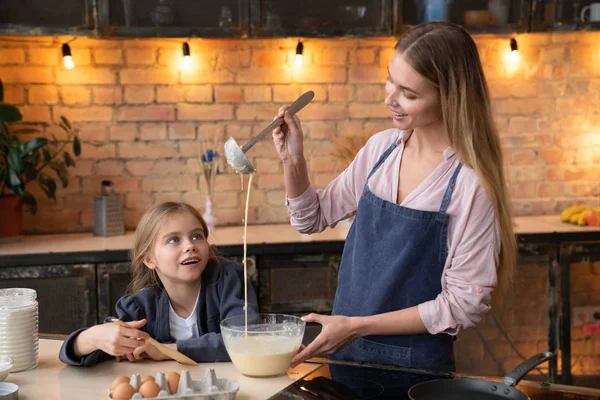 Linda Niña Mirando Cómo Madre Mezcla Masa Tazón Madre Cocinando — Foto de Stock