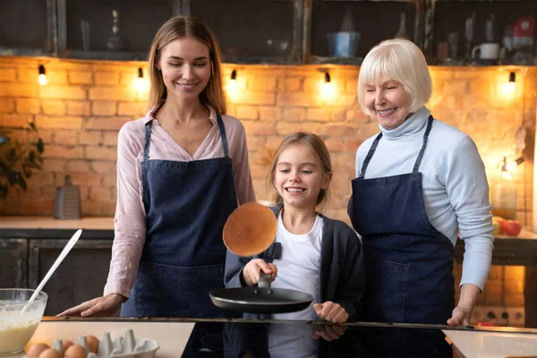 Feliz Niña Cocinando Cocina Con Madre Abuela Madre Abuela Sonriendo — Foto de Stock