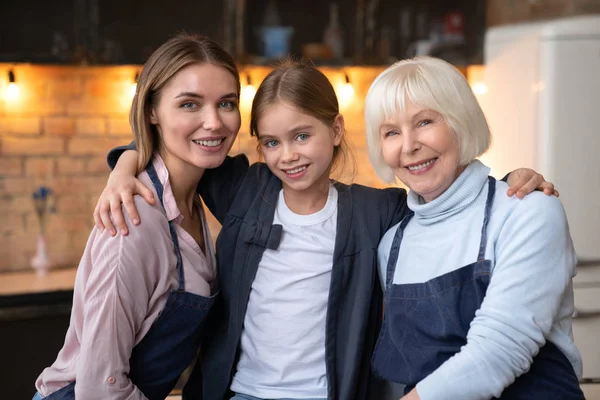 Familia Feliz Posando Cocina Mientras Cocina Con Mirada Cámara — Foto de Stock