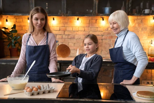 Foto Horizontal Niña Feliz Cocinando Cocina Con Madre Abuela Madre — Foto de Stock