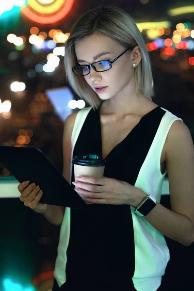 Gece ofiste elinde tablet ve kahve üzerinde çalışma sürecinde çalışan beyaz kadın işkadını konsantre — Stok fotoğraf