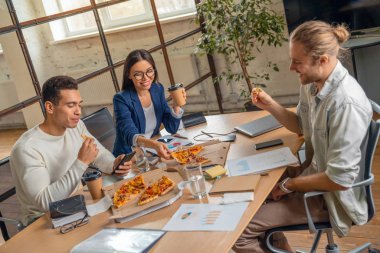 Genç businesbuhar var break ve yeme pizza sırasında iken 