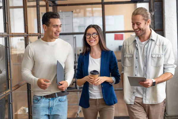 Jovens multirraciais pessoas criativas no escritório moderno. Grupo de jovens empresários hipster equipe estão trabalhando juntos em coworking. Freelancers — Fotografia de Stock