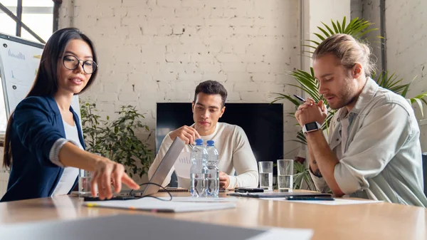 Forretningsfolk diskuterer et nytt prosjekt. Yrkeslag som har et møte i konferanserommet . – stockfoto