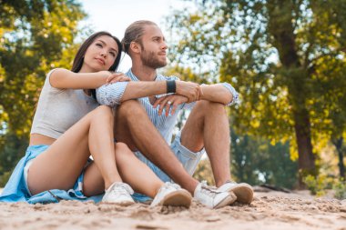 Sahilde birbirlerinin şirketi zevk çekici bir çift portre