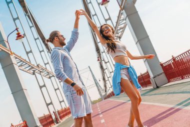 Şehirde birlikte vakit geçirmek sevimli romantik çift. Yakışıklı adam ve çekici Asya genç kadın vardır içinde aşk, dans ve sahip olan eğlence birlikte