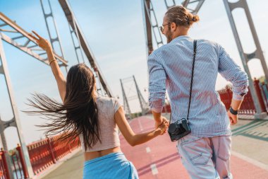 Seyahat gezisi sırasında köprüde çalışan sevimli romantik çift harcama zamanı