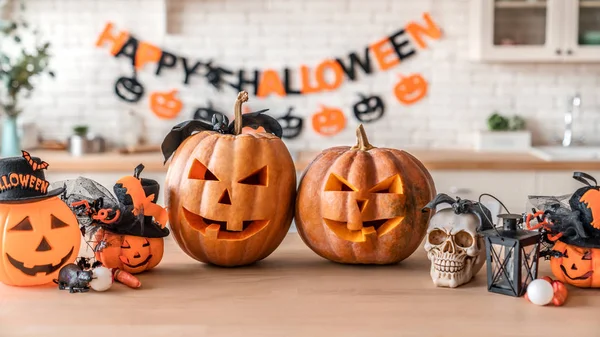 Joyeux Halloween ! Lanterne Jack citrouille avec pour des vacances en famille à la maison — Photo