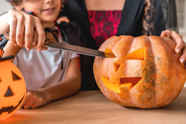 Oříznutý obraz kavkazské ženy se svým synem připravuje na Halloween v domácím interiéru — Stock fotografie