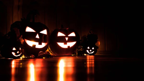 Halloween pumpkin head jack lantern in darkness with light of candles — 图库照片