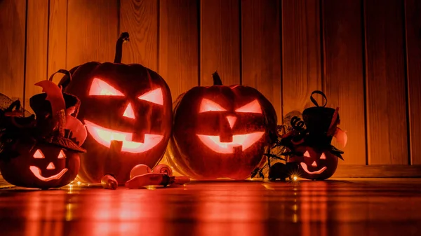 Halloween pumpkin head jack lantern over shining background — 图库照片