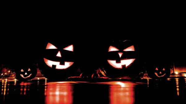 Cadılar Bayramı konsepti Balkabağı kafalı Jack feneri karanlıkta yanıyor — Stok fotoğraf
