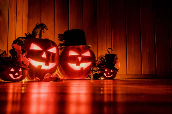 Halloween pumpkin head jack lantern over shining background — 图库照片