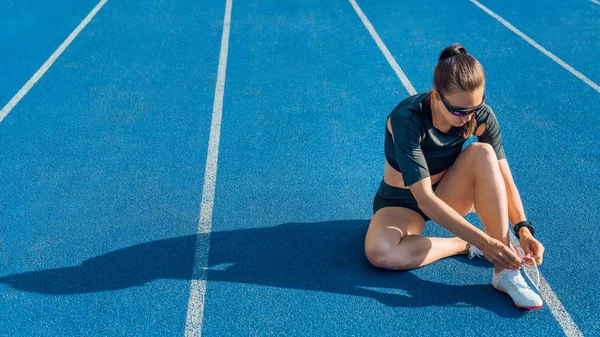 Sportlerin bereitet sich mit ihren Schuhen auf das Training vor. — Stockfoto