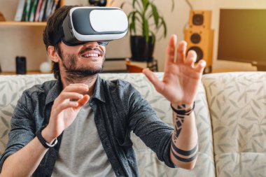 Yakışıklı beyaz erkek evde video oyunu oynamak için vr kulaklık kullanıyor