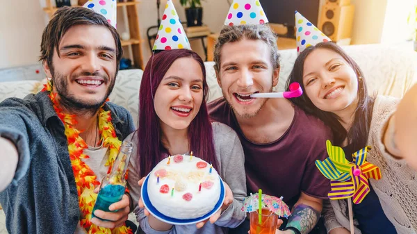 Amigos Felices Con Accesorios Fiesta Cumpleaños Tomando Selfie Divirtiéndose — Foto de Stock