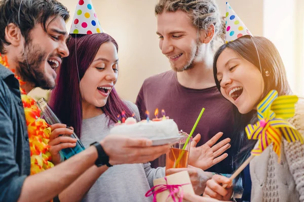 Cerca Foto Joven Feliz Celebrando Cumpleaños Entre Amigos Mientras Está — Foto de Stock