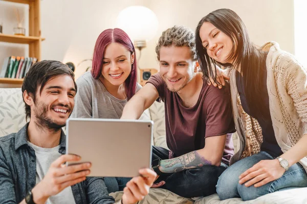 Grupo Jovens Desfrutando Assistir Tablet Digital Casa — Fotografia de Stock