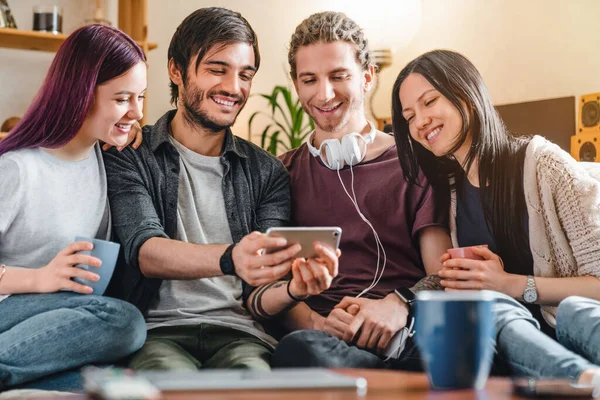 Bir Grup Arkadaş Oturma Odasında Eğleniyor Akıllı Telefonlara Bakıyorlar — Stok fotoğraf