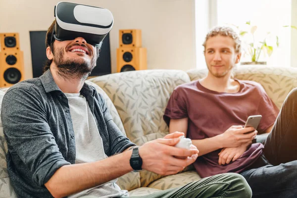 Teman Teman Senang Bermain Virtual Reality Game Memakai Kacamata — Stok Foto