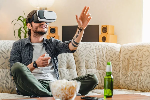 Smiling Caucasian Young Man Wearing Virtual Reality Goggle Home — Stok Foto