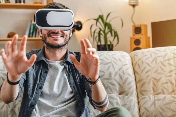 Evde video oyunları oynamak için vr kulaklık kullanan yakışıklı beyaz erkek portresi