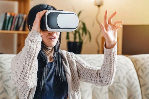 Wanita Menyentuh Sesuatu Menggunakan Kacamata Virtual Reality Headset Dan Duduk — Stok Foto