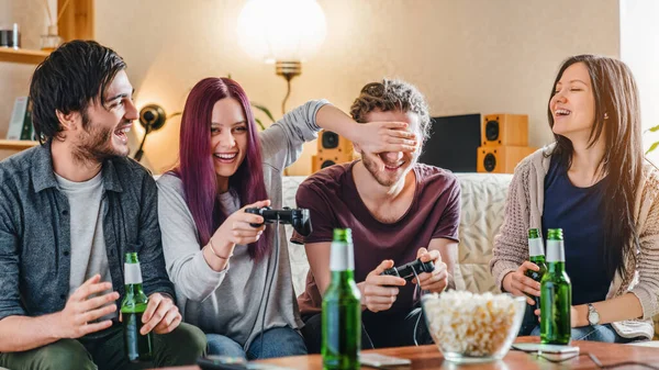 Jovem Grupo Amigos Divertindo Enquanto Joga Videogames Casa — Fotografia de Stock