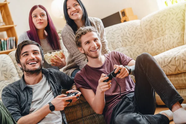 Sekelompok Teman Bermain Video Game Bersama Rumah — Stok Foto