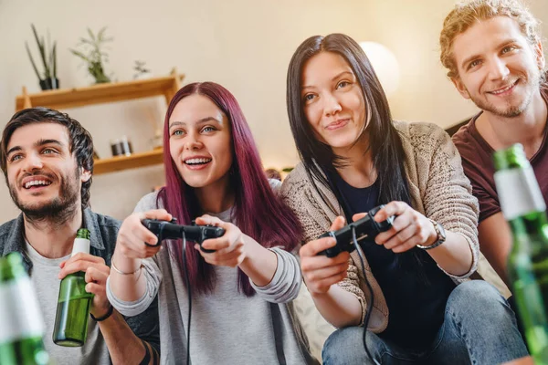 Felice Allegri Amici Che Giocano Videogioco Con Birra Casa — Foto Stock