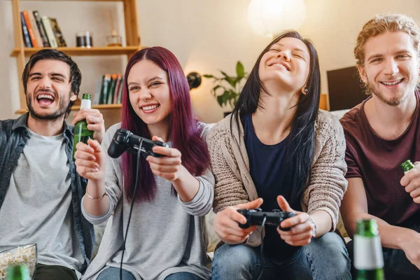 Gruppo Amici Che Giocano Videogiochi Insieme Casa Divertono — Foto Stock