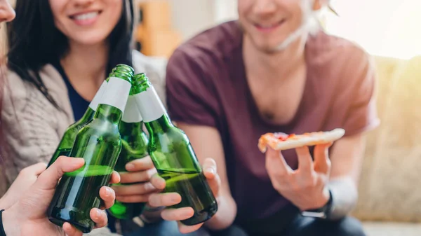 屋内でビールを飲む若者のグループの閉鎖 — ストック写真