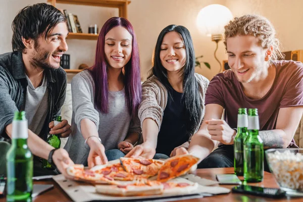 Grupo Jovens Amigos Multi Étnicos Com Pizza Cerveja Comemorando Casa — Fotografia de Stock