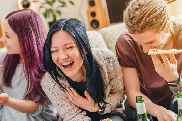 Barátok Pizzát Esznek Jól Érzik Magukat Otthon Lány Nevet Barátaival — Stock Fotó