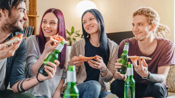 Los Jóvenes Divierten Bebiendo Cerveza Con Pizza Rugiendo Casa Amigos — Foto de Stock