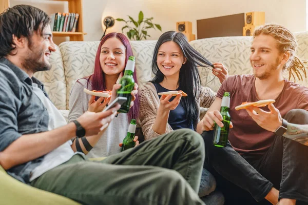 Amigos Felices Dando Una Fiesta Casa Grupo Amigos Alegres Comiendo — Foto de Stock