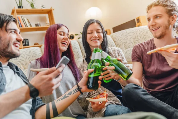 Egy Csapat Boldog Barát Szurkol Otthon Sörrel Pizzával — Stock Fotó