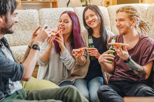 Jovens Bonitos Roupas Casuais Descansam Com Pizza Garrafas Bebida Tiram — Fotografia de Stock