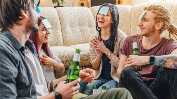 Grupo Feliz Amigos Com Notas Pegajosas Testa Jogando Jogo Nome — Fotografia de Stock