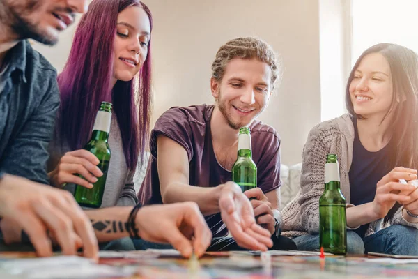 Jovens Divertindo Enquanto Jogam Jogo Tabuleiro Usando Dados Chips — Fotografia de Stock