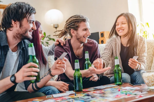 Empresa Jovens Que Jogam Jogos Tabuleiro Casa — Fotografia de Stock